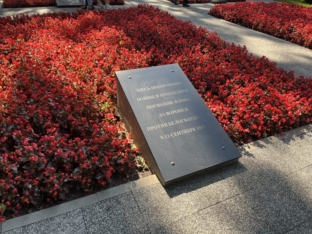 Некрополь (братская могила) - тут покоятся останки погибших солдат Гражданской и Отечественной войн, а также погибшие в 1930 году летчики. Некрополь обустроен мемориальной стеной, цветочными аллеями и памятниками.