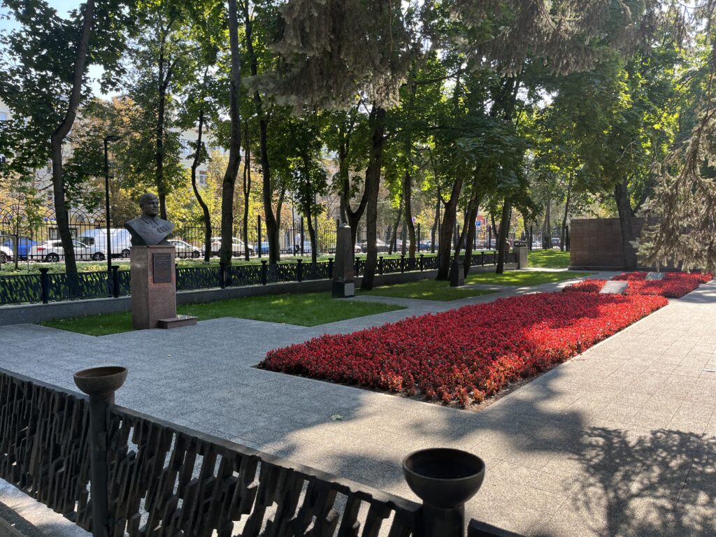 Некрополь (братская могила) - тут покоятся останки погибших солдат Гражданской и Отечественной войн, а также погибшие в 1930 году летчики. Некрополь обустроен мемориальной стеной, цветочными аллеями и памятниками.
