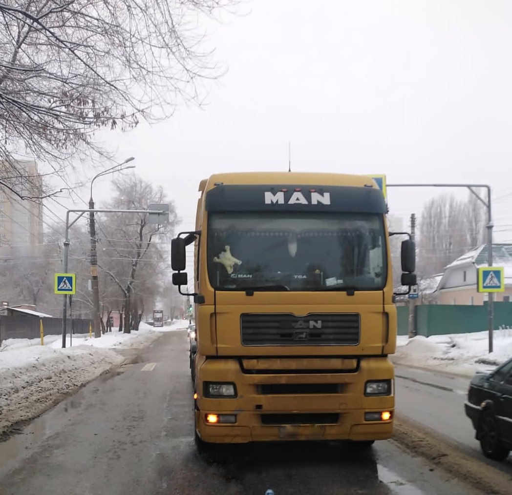 ДТП на Новгородской улице, в ходе которого погиб пешеход. По предварительным данным, 34-летний водитель грузового автомобиля «МАН» с полуприцепом наехал на 60-летнего мужчину, который переходил дорогу вне зоны пешеходного перехода.